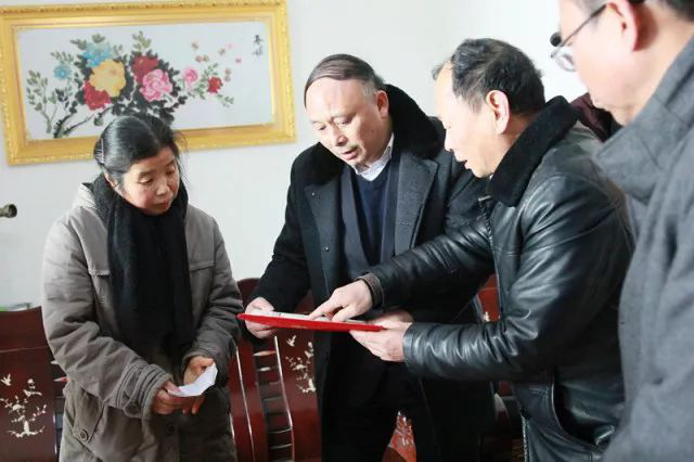 向他致敬！倒在扶貧攻堅一線的工會好干部胡學(xué)發(fā)