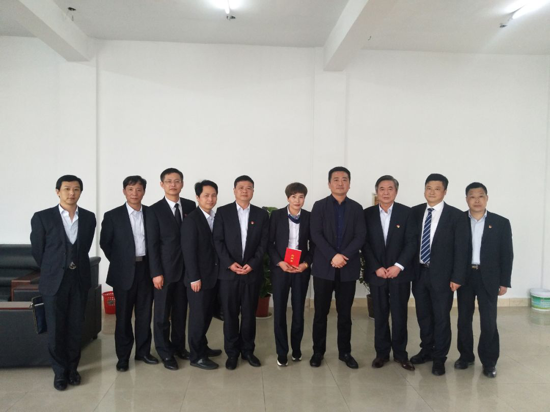 江西長運(yùn)黨委書記、董事長王曉看望慰問“中國好人榜”獲得者李小英