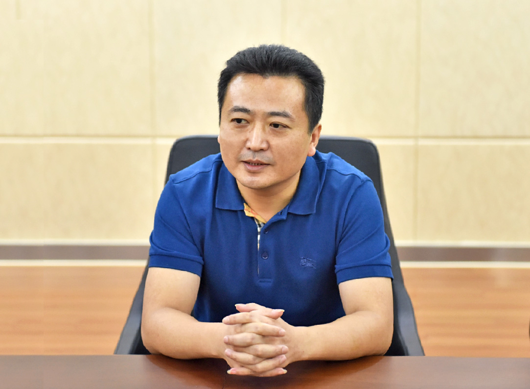 王曉慰問集訓(xùn)中的江西長運(yùn)拔河隊(duì)