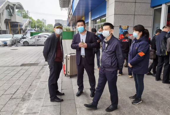 黃俊、穆孫祥先后深入徐坊客運(yùn)分公司督導(dǎo)文明創(chuàng)建、疫情防控、安全生產(chǎn)工作