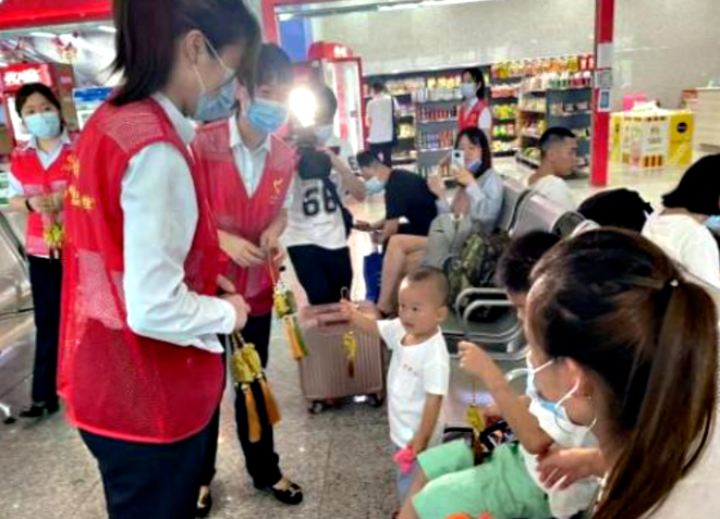 都市城際公交:艾草香囊送祝福 志愿服務(wù)伴旅途