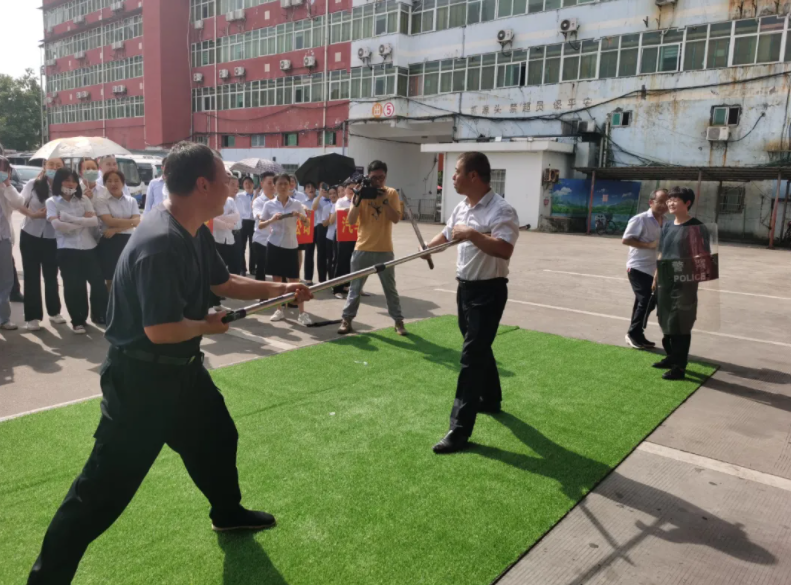 鷹潭長(zhǎng)運(yùn) 鷹潭公交 聯(lián)合市交通局、消防支隊(duì)開(kāi)展“消防應(yīng)急救援暨防恐防暴聯(lián)合演練”