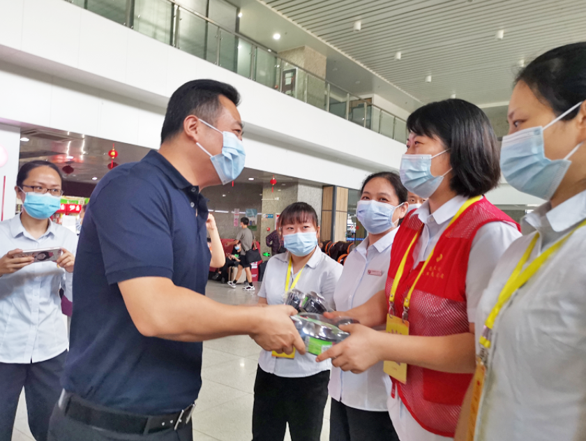 王曉慰問(wèn)大通物流、都市城際公交一線干部職工