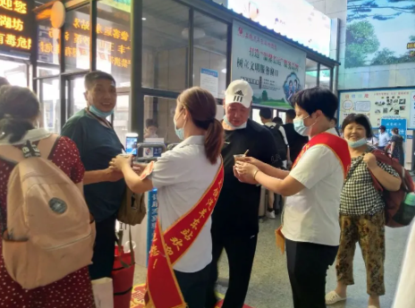 上饒汽運東站為一線職工、旅客送清涼