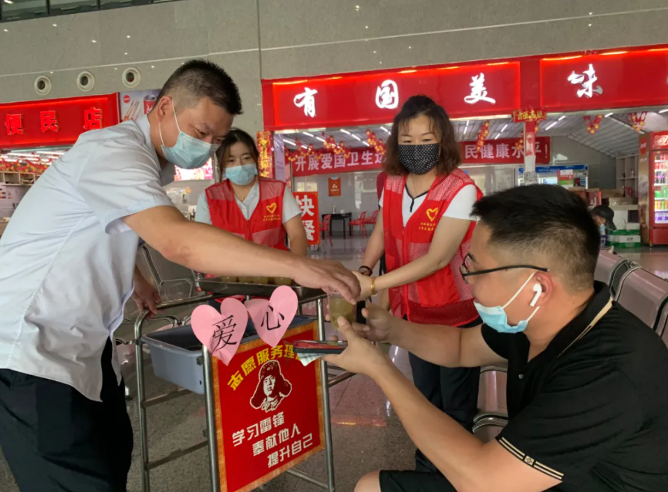 都市城際公交 長(zhǎng)途汽車西站、徐坊客運(yùn)站開(kāi)展送清涼活動(dòng)