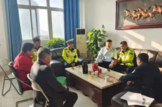 新余市公安局交警支隊(duì)調(diào)研新余公交、長運(yùn)并召開座談會(huì)