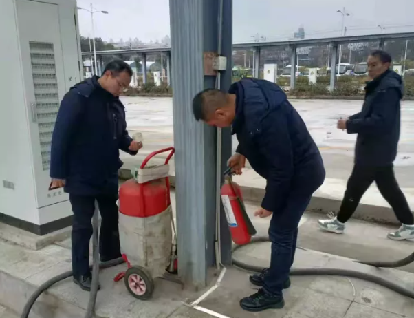 1月29日，南昌市迎來(lái)2022年第一場(chǎng)降雪。為進(jìn)一步防范雨、雪、冰凍等惡劣天氣對(duì)道路旅客運(yùn)輸?shù)牟焕绊?，避免各?xiàng)安全生產(chǎn)事故，都市城際公交成立了四個(gè)安全檢查組一早趕赴現(xiàn)場(chǎng)，對(duì)各單位應(yīng)對(duì)雨、雪寒潮天氣安全防范責(zé)任、防范措施的落實(shí)情況進(jìn)行督導(dǎo)檢查。檢查組重點(diǎn)對(duì)車輛安全例檢操作流程、車輛安全技術(shù)狀況，駕駛員從業(yè)資格證以及車輛