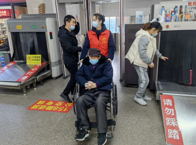 都市城際公交：貼心服務 協(xié)助腿疾老人乘車