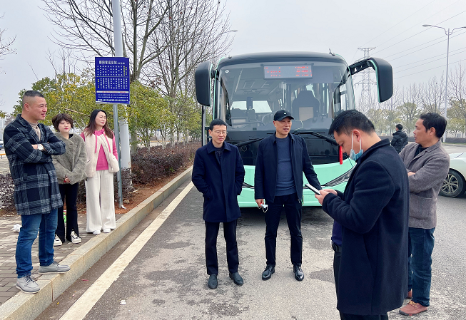 鄱陽(yáng)長(zhǎng)運(yùn)客運(yùn)分公司對(duì)蘆田工業(yè)園定制公交班線車(chē)輛進(jìn)行安全檢查