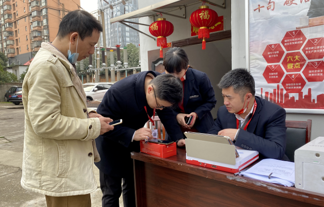 長(zhǎng)運(yùn)出租  辦實(shí)事 邀請(qǐng)銀行上門(mén)辦理收款二維碼服務(wù)