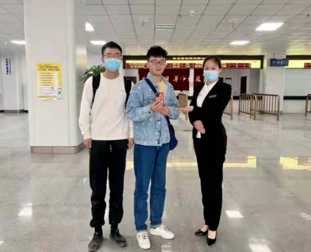 吉安長(zhǎng)運(yùn)：蘋(píng)果手機(jī)失而復(fù)得 客運(yùn)人婉拒答謝