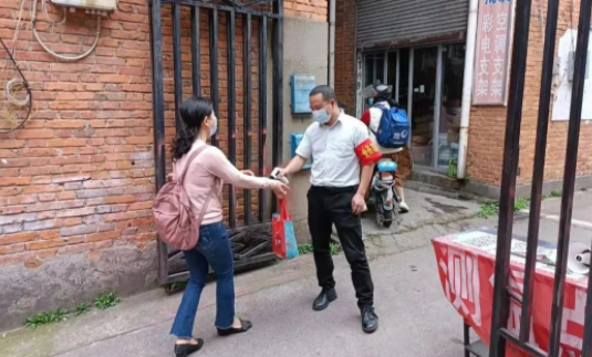 長(zhǎng)運(yùn)物業(yè)  黨員下一線(xiàn)  助力防疫工作