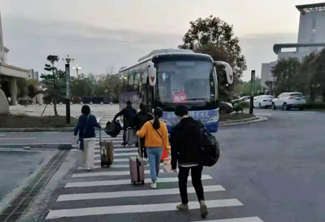 崇仁公司運送醫(yī)護(hù)人員馳援南城