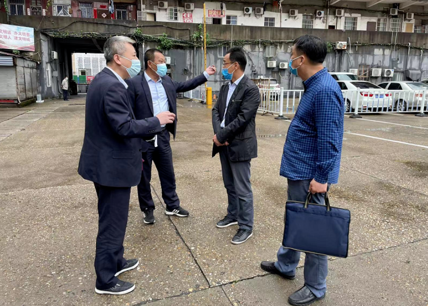 穆孫祥一行深入長運出租、都市城際公交青山客運分公司、加油站督導(dǎo)疫情防控工作