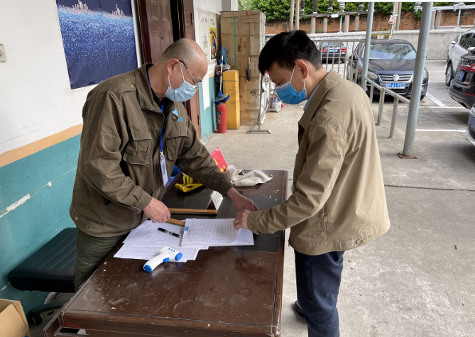 黃俊督導(dǎo)長(zhǎng)鴻物業(yè)、長(zhǎng)運(yùn)出租、都市城際公交疫情防控工作