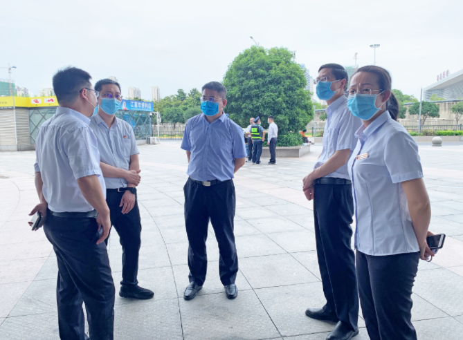 張小平督導(dǎo)長(zhǎng)途汽車西站復(fù)工復(fù)產(chǎn)、疫情防控及“端午節(jié)”安全運(yùn)輸工作