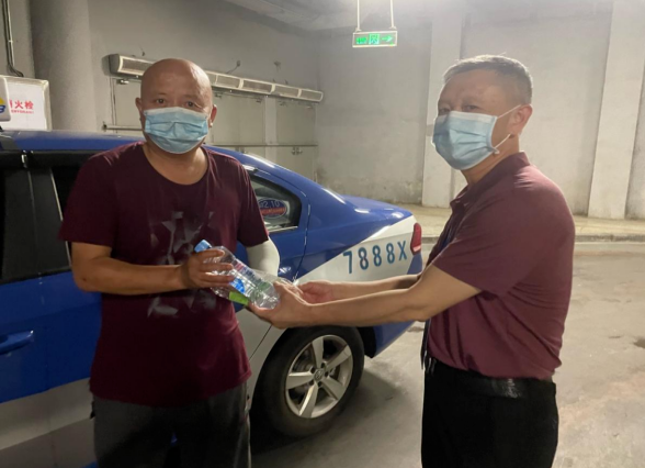 長(zhǎng)運(yùn)出租 夏日送清涼  叮囑保安全