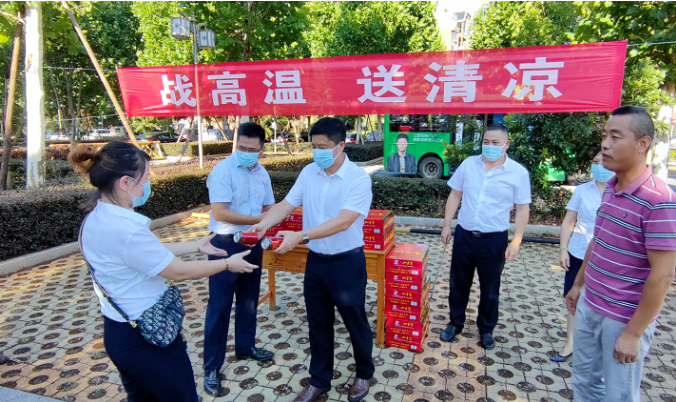 占梁慰問(wèn)鷹潭長(zhǎng)運(yùn)、鷹潭公交一線職工  肖良芝陪同