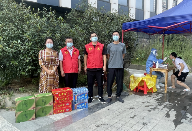 長運(yùn)出租 同心抗疫慰問社區(qū)一線防疫人員