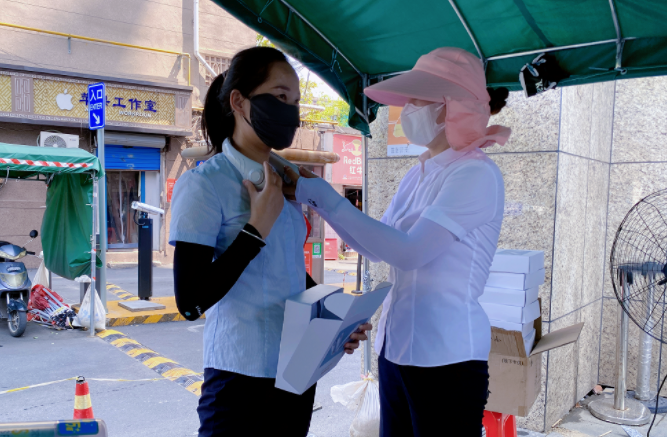 長運(yùn)物業(yè) 持續(xù)開展送清涼活動(dòng)