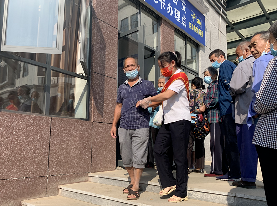 上饒汽運  德興鎮(zhèn)村公交積極開展敬老卡、愛心卡年審工作