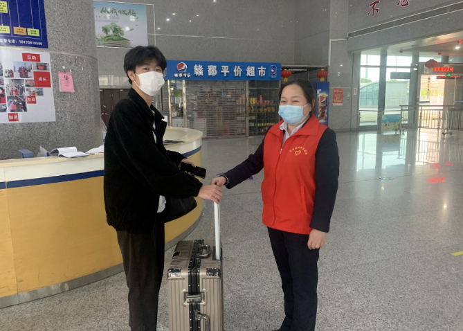 都市城際公交：站、車聯(lián)手尋失物 旅客領(lǐng)回樂開花