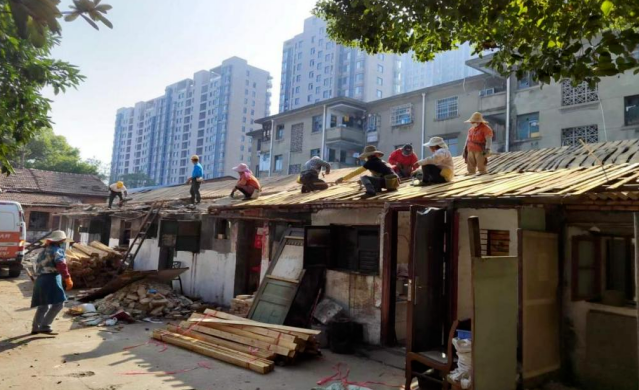 長鴻物業(yè) 對轄區(qū)內京山北路房屋進行加固維修