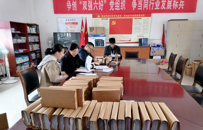 提高公司質(zhì)量在于公司治理。江西長(zhǎng)運(yùn)以“國(guó)企改革三年行動(dòng)計(jì)劃”為抓手，通過完善現(xiàn)代企業(yè)治理體系，明晰治理主線，優(yōu)化治理結(jié)構(gòu)，助力公司激發(fā)內(nèi)生動(dòng)力，提升公司質(zhì)量，提高治理效能，涅槃升級(jí)，實(shí)現(xiàn)可持續(xù)發(fā)展。  圖片 01 加強(qiáng)黨的領(lǐng)導(dǎo)  圖片 江西長(zhǎng)運(yùn)將黨的領(lǐng)導(dǎo)融入公司治理，與下屬企業(yè)全部完成“黨建進(jìn)章程”工作，制定重大事項(xiàng)黨