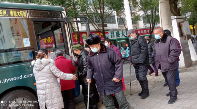 吉安公交:“愛心公交”為老人接種疫苗保駕護航