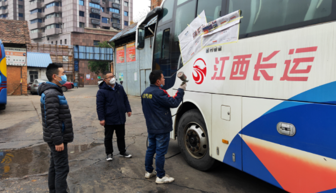 大通物流修理廠加班加點做好營運(yùn)車輛企業(yè)LOGO噴印工作