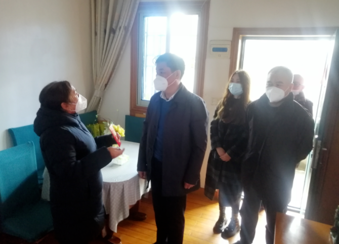 陳皓冒雨走訪慰問市勞模、退休長運老職工萬正梅