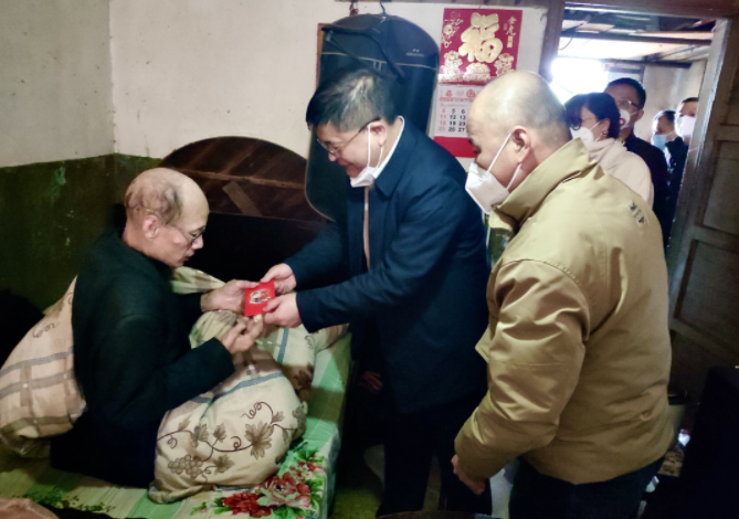 張小平、戴豪贛、黃俊、劉志堅慰問困難職工