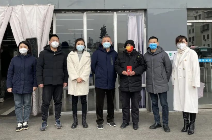 張小平、戴豪贛、黃俊、劉志堅慰問困難職工