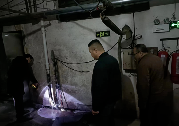 長運物業(yè)  商城分公司檢查抽水泵，保障雨季安全