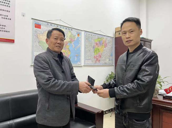 鄱陽長運：拾金不昧暖人心，乘客致謝送錦旗