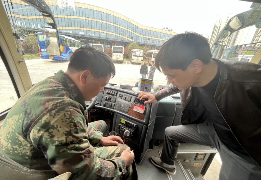 鄱陽(yáng)長(zhǎng)運(yùn):信息指揮中心檢查客運(yùn)車輛動(dòng)態(tài)監(jiān)控運(yùn)行情況