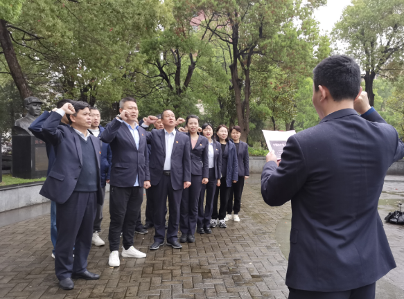 都市城際公交 旅游客運分公司黨支部開展“緬懷革命先烈，傳承紅色基因”祭掃活動