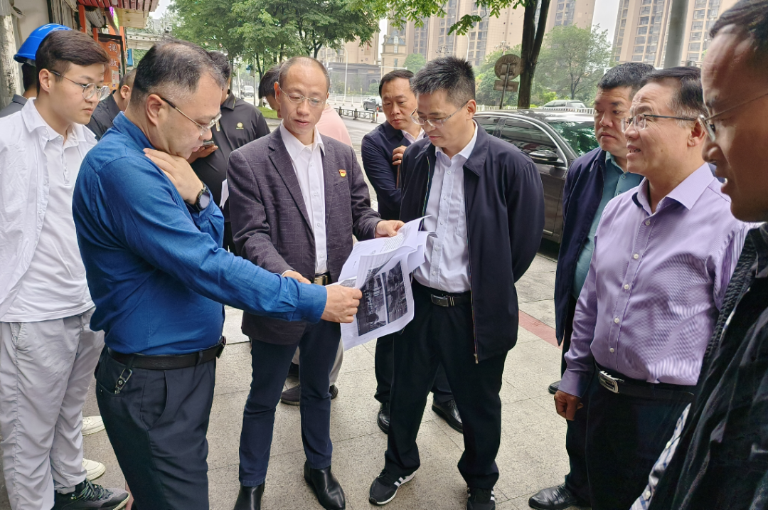 鷹潭市政府召開(kāi)解決污水冒涌問(wèn)題現(xiàn)場(chǎng)協(xié)調(diào)會(huì) 肖良芝現(xiàn)場(chǎng)參與