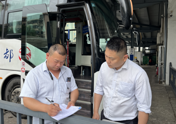 青山客運(yùn)分公司開展車輛安全、環(huán)境衛(wèi)生綜合檢查