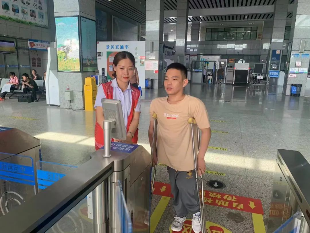 上饒汽運(yùn)：重點(diǎn)旅客行動不便 車站工作人員全程護(hù)送