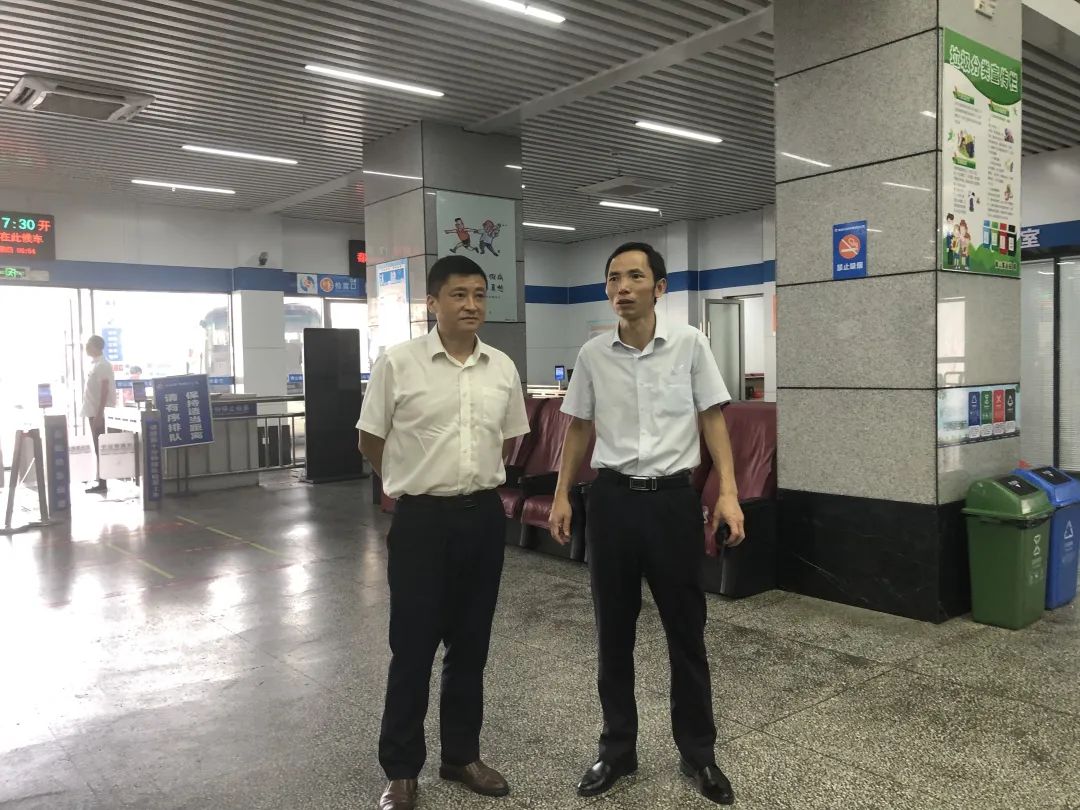 占梁督導(dǎo)青山客運(yùn)站創(chuàng)文鞏衛(wèi)、青山驛站建設(shè)等工作