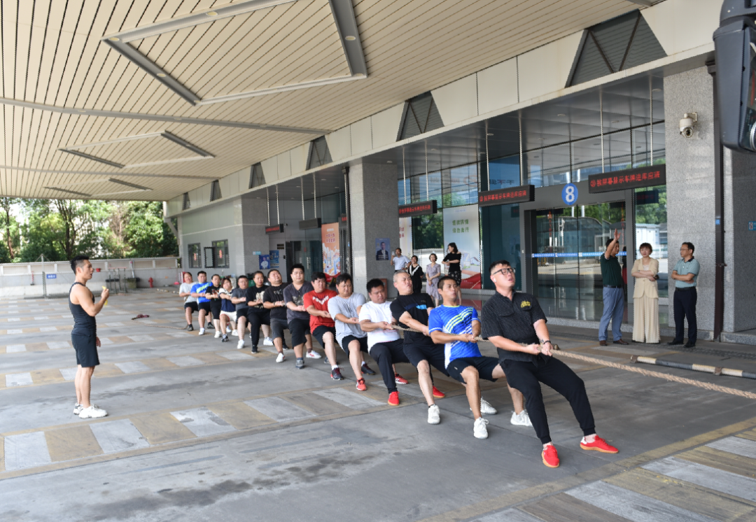 劉志堅、占梁一行看望慰問南昌交投集團拔河隊