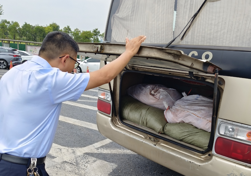 新余長(zhǎng)運(yùn)：開(kāi)展公營(yíng)班線私帶行為專(zhuān)項(xiàng)稽查行動(dòng)