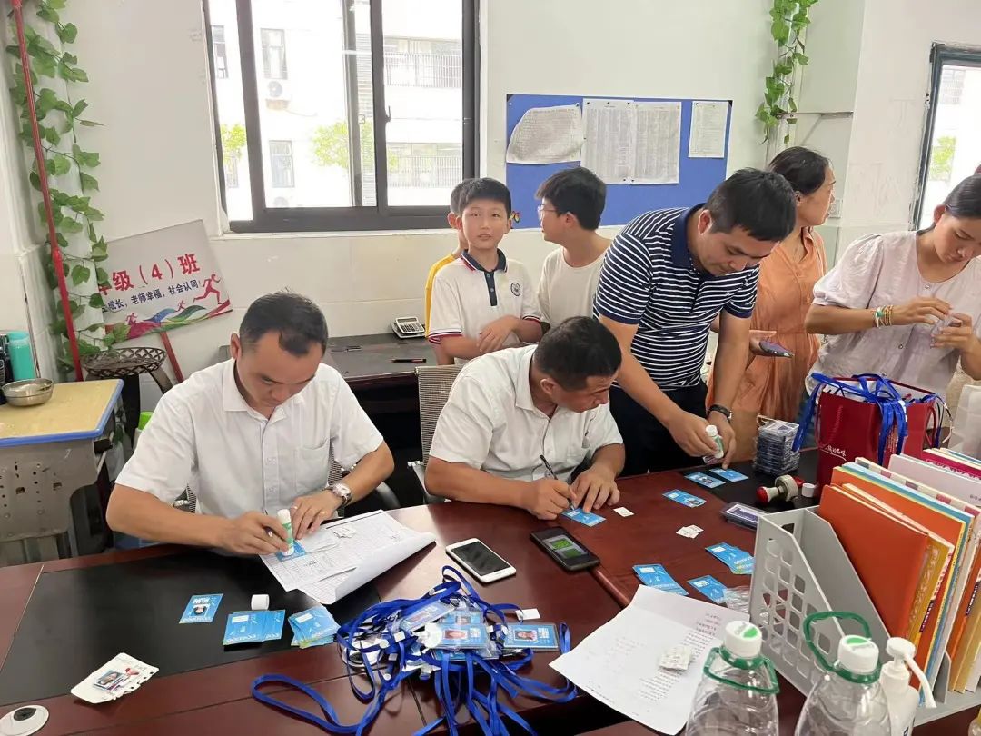 上饒汽運 公交辦卡進(jìn)校園  周到服務(wù)受歡迎