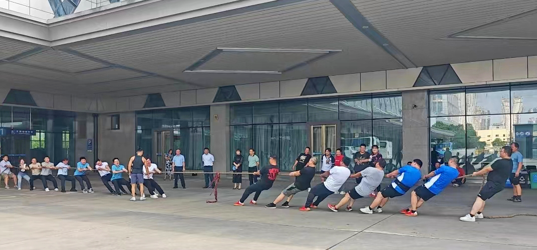 市國資委拔河代表隊到江西長運開展南昌市第九屆運動會賽前交流活動 張小平、劉志堅現(xiàn)場觀摩