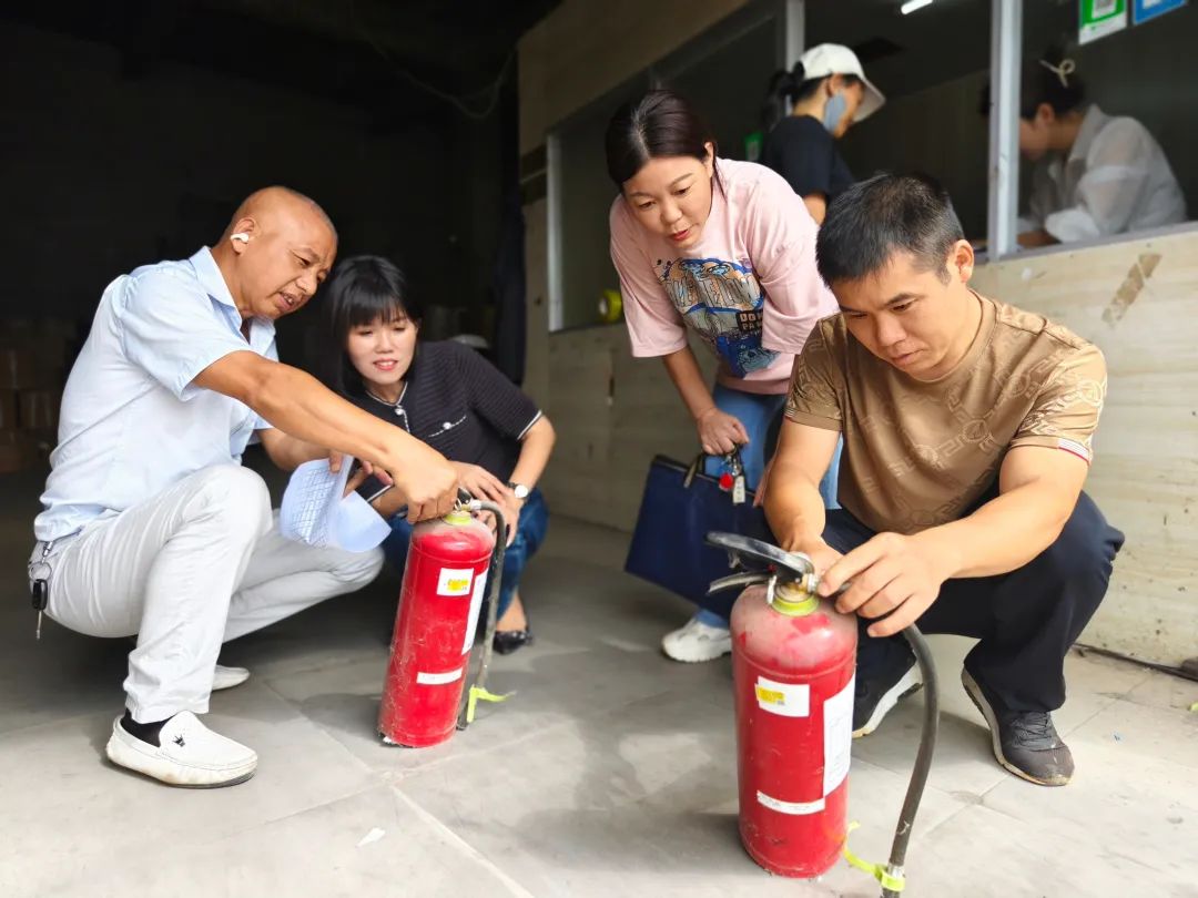 新余公司:物業(yè)分公司迎“雙節(jié)”保平安