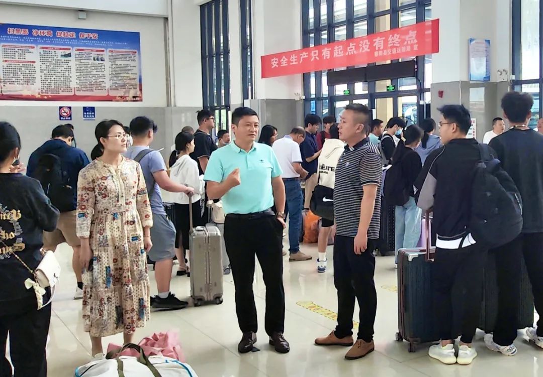 占梁督導(dǎo)上饒汽運(yùn)、鄱陽長(zhǎng)運(yùn)國慶期間安全生產(chǎn)工作