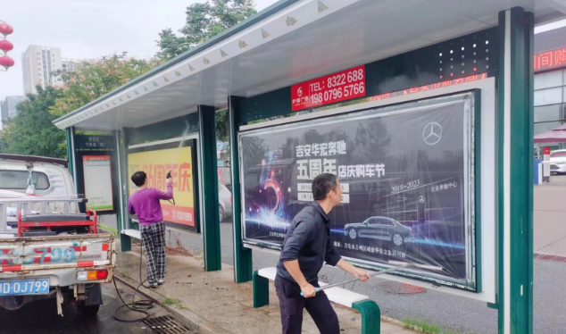 吉安公司:優(yōu)化公交站臺 改善候車環(huán)境