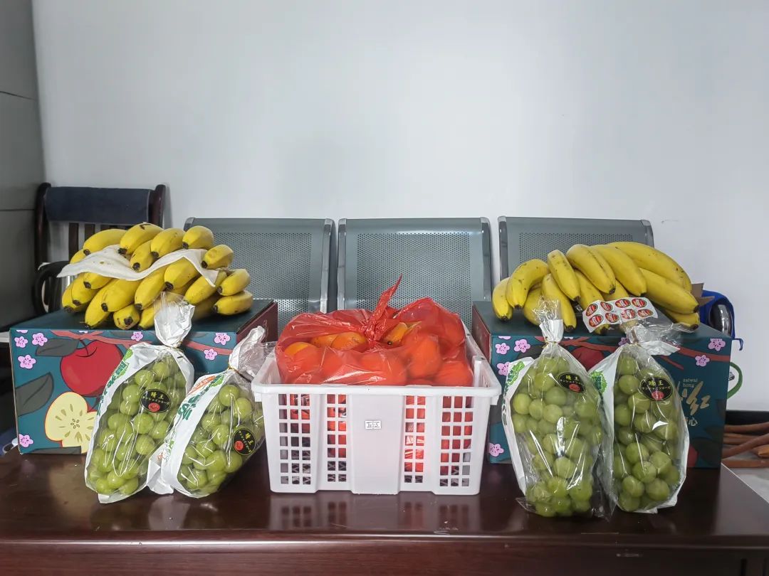 鷹潭公交:乘客送水果 暖心表白公交司機(jī)