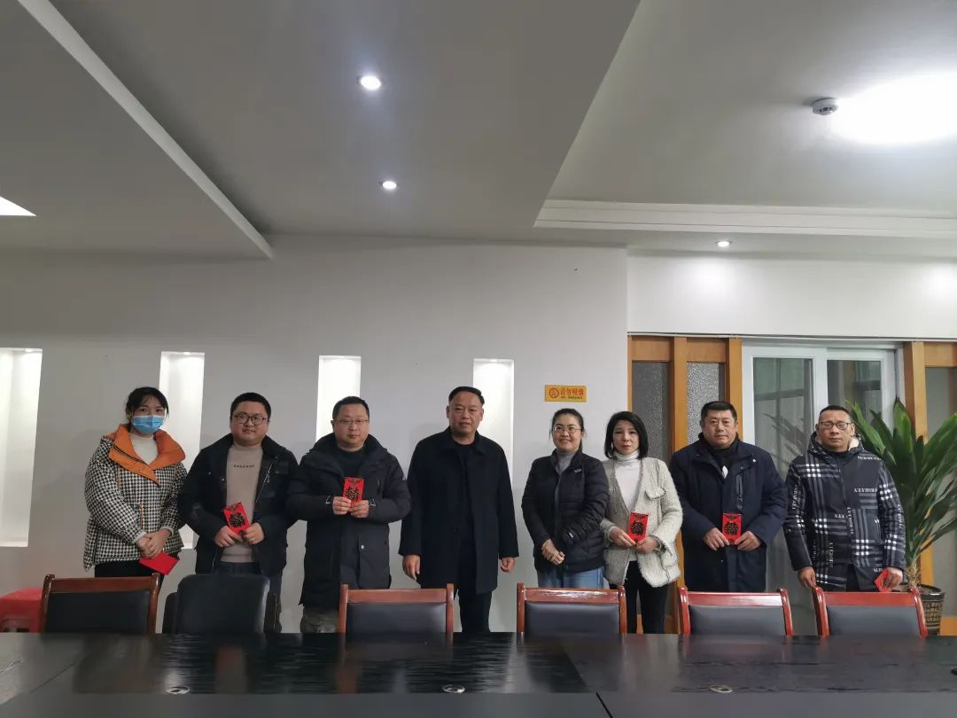 鷹潭公交 慰問勞模、困難職工